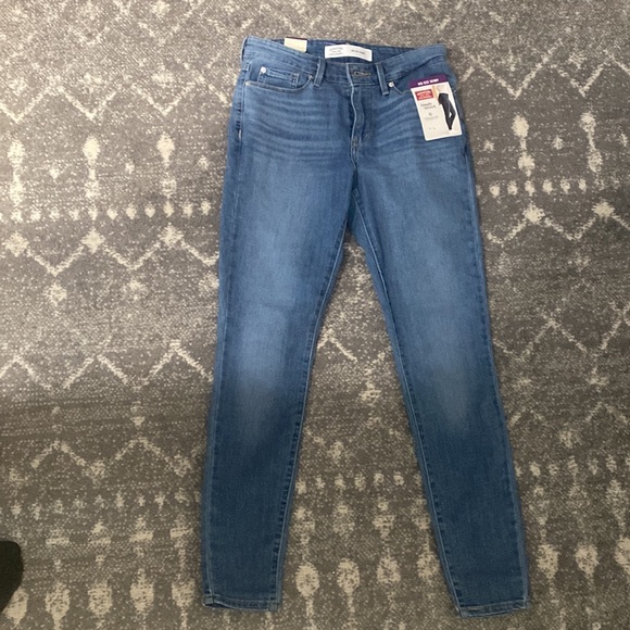 Womens levi jeans size 4M W27 L 30 brand new - Picture 2 of 5
